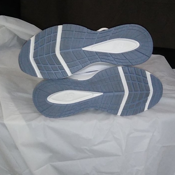 New Balance Women's 608 V5 Size 10.5 - Picture 4 of 5